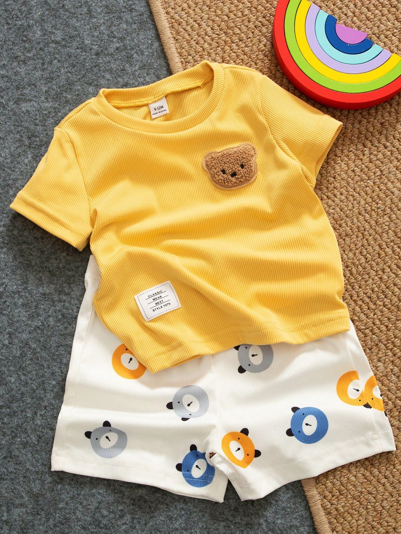 Camisa de costilla de dibujos animados y pantalones cortos con estampado de oso