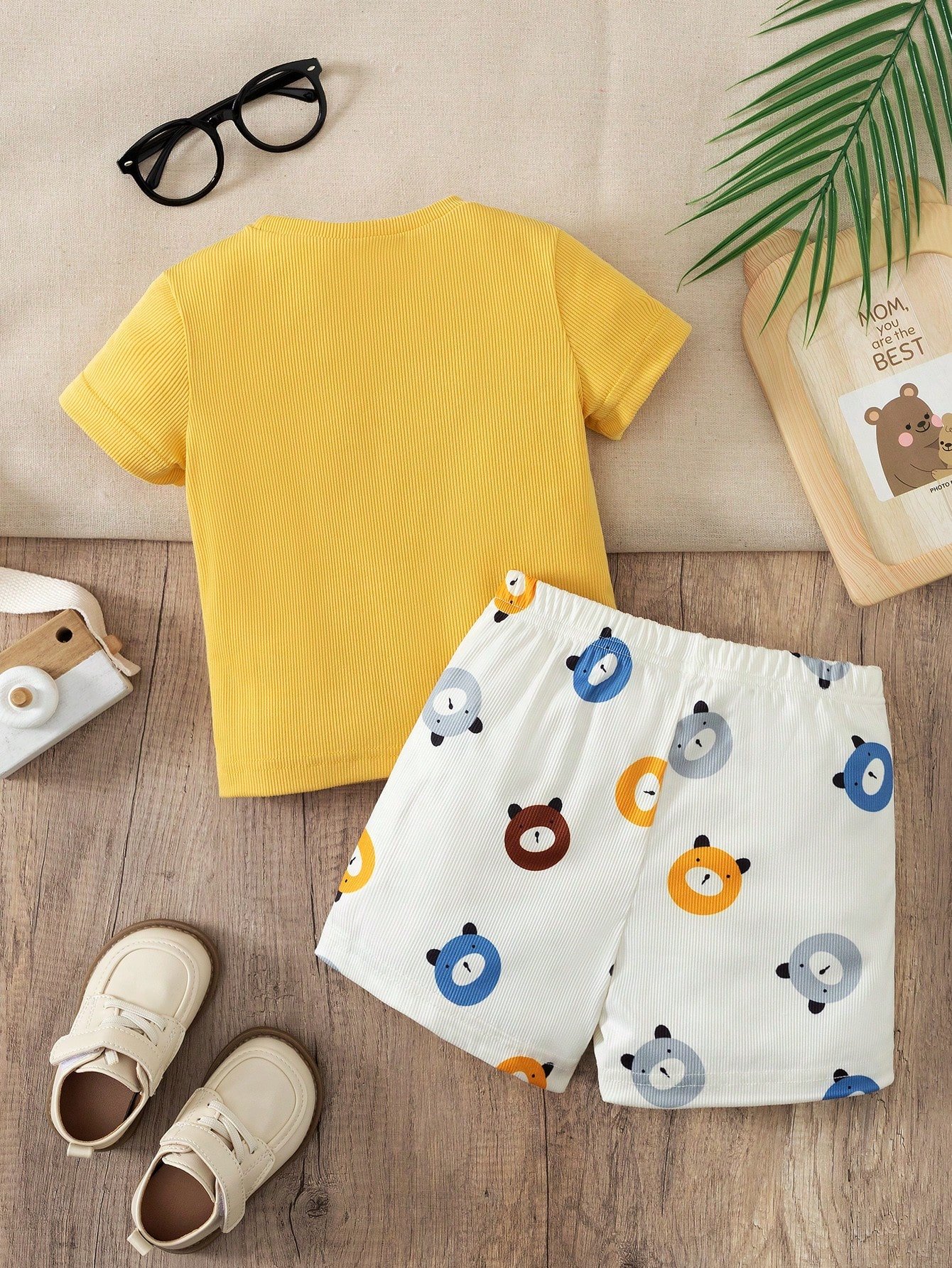 Camisa de costilla de dibujos animados y pantalones cortos con estampado de oso - Imagen 2
