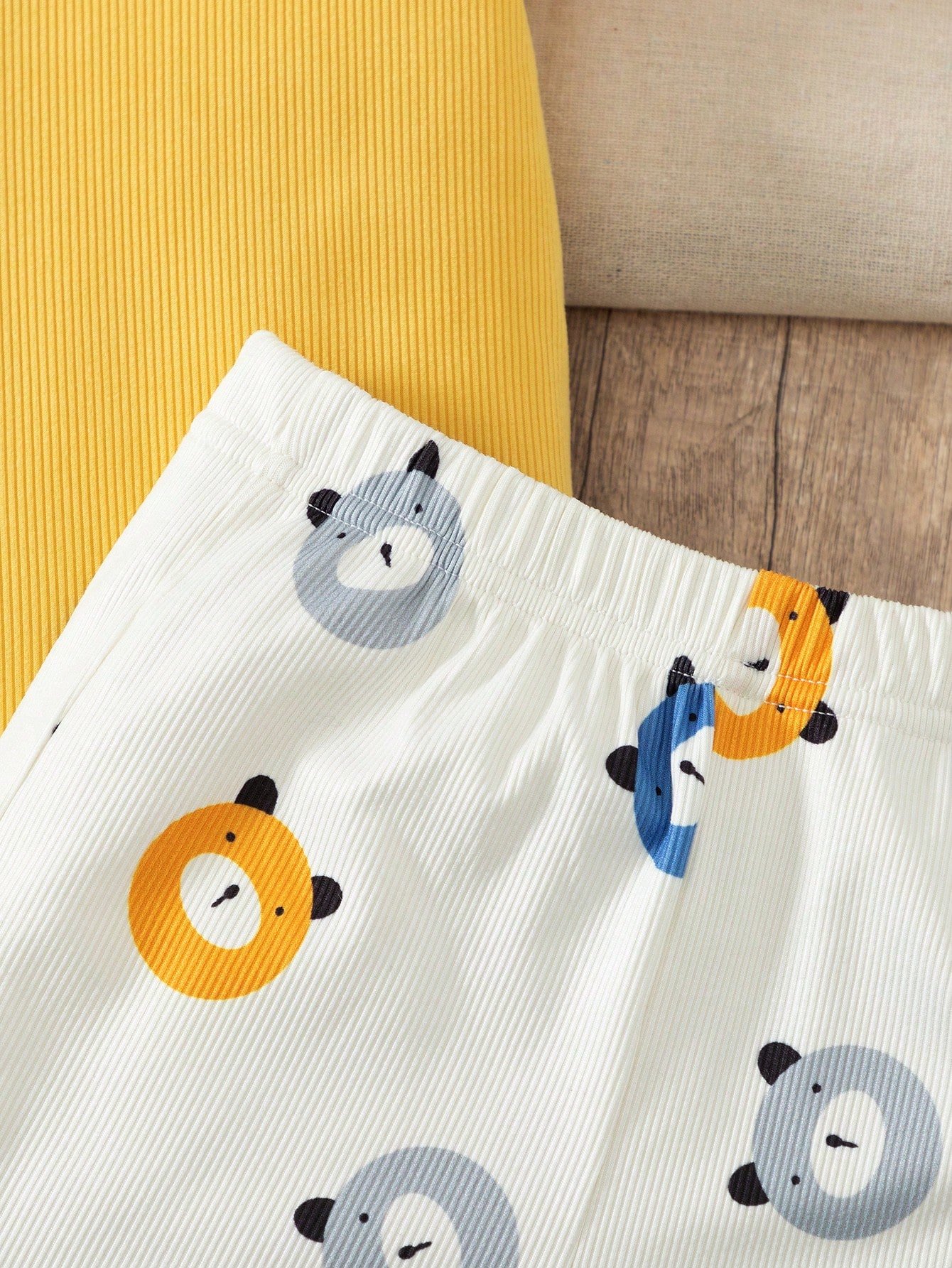 Camisa de costilla de dibujos animados y pantalones cortos con estampado de oso - Imagen 3