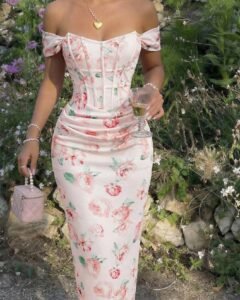 Vestido ajustado con hombros descubiertos y estampado floral rosa