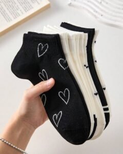 5 pares de calcetines de tobillo para mujer con estampado de corazones en negro y blanco