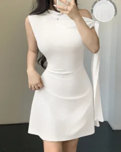 Vestido corto asimétrico con nudo en la cintura