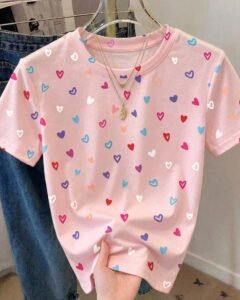 Camiseta de cuello redondo holgada y casual con estampado de corazón
