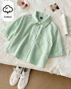 Blusa holgada y relajada con mangas acampanadas y textura de lino