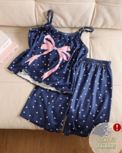 Top de tirantes con lazo y pantalones cortos de lunares
