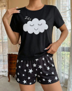Conjunto de pijama cómoda y linda con estampado de nubes