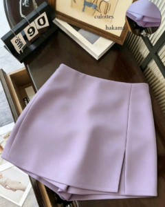 Minifalda de mujer de tela suave y texturizada, de cintura alta y con abertura