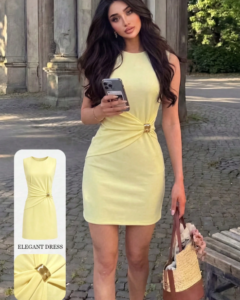 Vestido ajustado con cuello redondo y detalle de hebilla metálica en la cintura