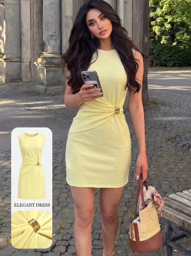 Vestido ajustado con cuello redondo y detalle de hebilla metálica en la cintura