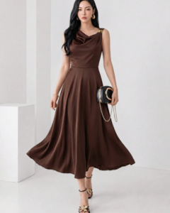 Vestido formal elegante de mujer con hebilla de metal y pliegues