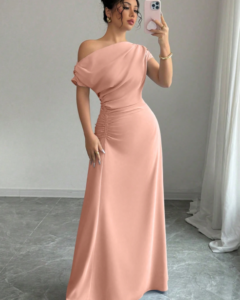 Vestido extra largo con hombro asimétrico y cintura fruncida