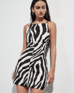 Vestido mini elegante de corte ceñido con estampado de cebra y hombros