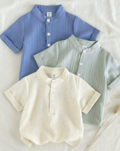 Camisa de manga corta tejida suave con cuello medio abierto y boton