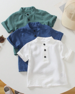Camisa de manga corta tejida suave con cuello medio abierto y botón