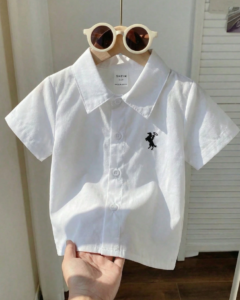 Camisa blanca de manga corta con cuello estampado de caballo