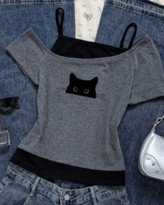 Camiseta de manga corta con estampado de gato negro asomándose