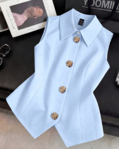Blusa sin mangas de color blanco puro, con tela drapeada y delgada