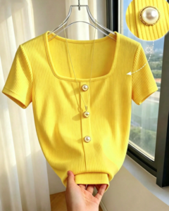 Camiseta elástica de manga corta con cuello cuadrado en color albaricoque sólido