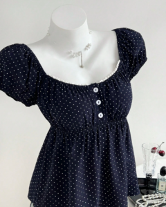 Blusa de cuello cuadrado con estampado de lunares y manga corta