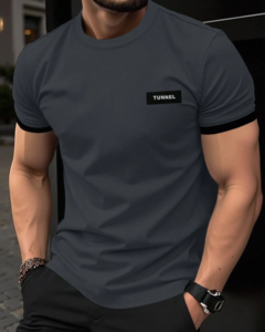 Camiseta de manga corta casual de hombre con parche de letra y ribete de contraste