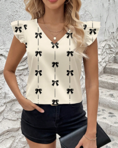 Blusa de mujer con mangas cortas y estampado de lazo