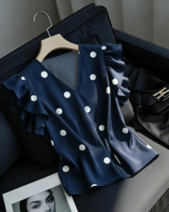Blusa blanca casual y versátil con mangas acampanadas y volantes
