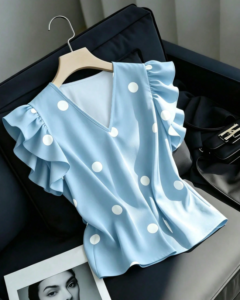 Blusa blanca casual y versátil con mangas acampanadas y volantes
