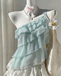 Top elegante con volantes en los hombros