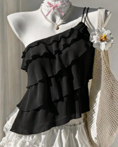 Top elegante con volantes en los hombros