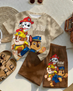 Camiseta de manga corta con cuello redondo y pantalones cortos