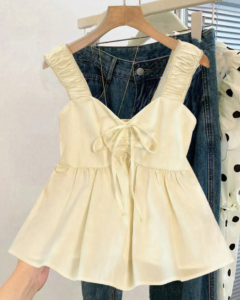 Blusa tipo babydoll con tirantes anchos, nudo de lazo en la cintura y ajuste holgado