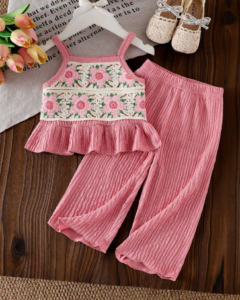 top de tirantes delicados con bordado floral rosa & pantalones de unicolor