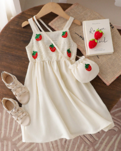 Vestido con estampado de fresa y bolso redondo a juego de malla