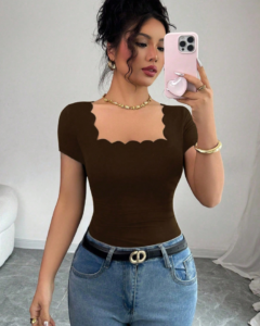 camiseta de mujer de verano con cuello cuadrado, manga corta