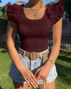 Camiseta de manga corta ajustada con cuello cuadrado de unicolor