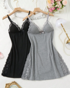Camisón romántico con abertura lateral, decorado con encaje y moño