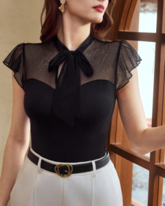 Blusa de manga con volantes negra de malla ajustada