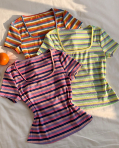 Camiseta de manga corta con cuello cuadrado a rayas rosa, verde y naranja