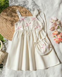 Vestido de niña con tirantes de malla y decoración de fresa de ganchillo