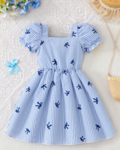 Vestido de niña joven de moda casual con rayas, bloques de color