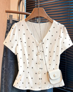 Blusa de mujer elegante y vintage con lunares y decoración de perlas