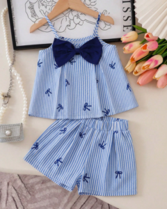 Top de tirantes a rayas con decoración de lazo y pantalones cortos