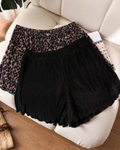 Short plisado de talla grandecon estampado de leopardo y unicolor